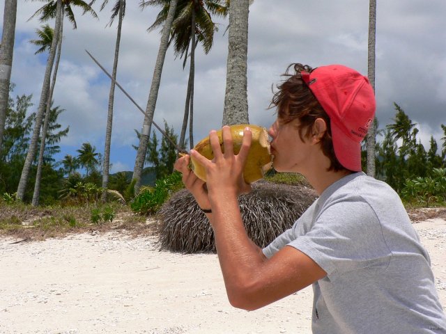 67- Romain se desaltere d'une coco 